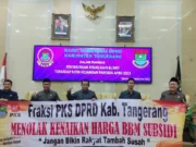 PKS Bentangkan Spanduk Tolak Kenaikan BBM Saat Rapat Paripurna DPRD 