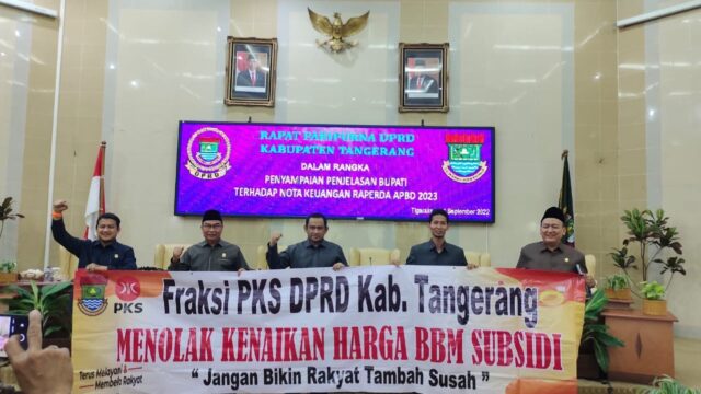 PKS Bentangkan Spanduk Tolak Kenaikan BBM Saat Rapat Paripurna DPRD 