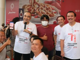 Bupati Zaki didampingi Soma Atmaja Ketua PMI Kabupaten Tangerang, dan Kepala Unit Donor Darah PMI Kabupaten Tangerang, dr. Zaenal Muttaqien.