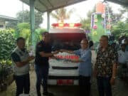 Kepala Desa Kadu Muhammad Asdiansyah bersama Camat Curug Supriyadi saat menerima penyerahan kunci mobil ambulan dari direktur PT Non Ferindo Utama Alfred Sihombing.