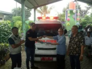 Kepala Desa Kadu Muhammad Asdiansyah bersama Camat Curug Supriyadi saat menerima penyerahan kunci mobil ambulan dari direktur PT Non Ferindo Utama Alfred Sihombing.