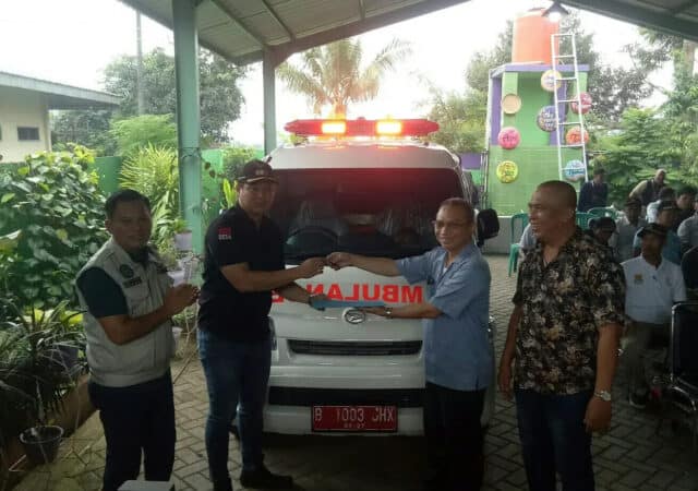 Kepala Desa Kadu Muhammad Asdiansyah bersama Camat Curug Supriyadi saat menerima penyerahan kunci mobil ambulan dari direktur PT Non Ferindo Utama Alfred Sihombing.