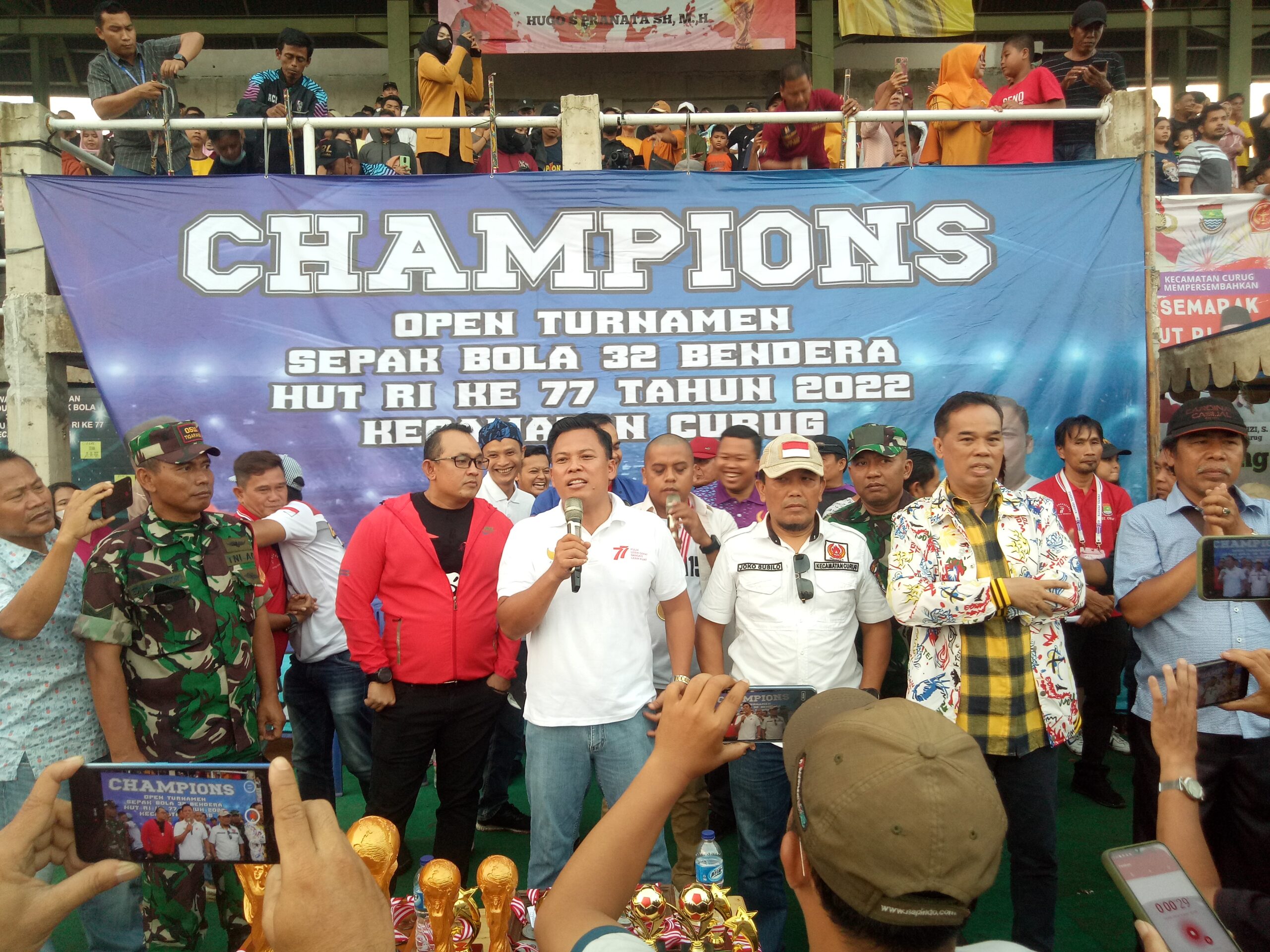 Tampak Camat Curug Supriyadi saat memberikan sambutannya di final Champions di Stadion mini Kecamatan Curug.
