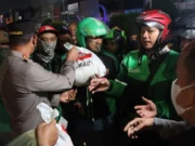 BBM Naik, Polrestro Tangerang Kota Salurkan Bantuan Bagi Supir Angkot, Ojol dan Tukang Becak