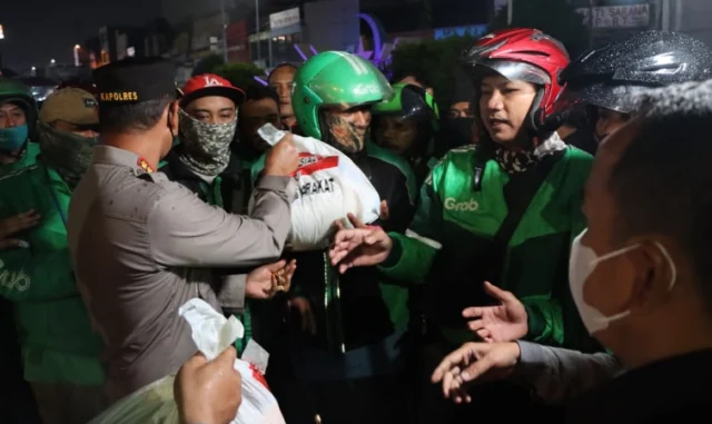 BBM Naik, Polrestro Tangerang Kota Salurkan Bantuan Bagi Supir Angkot, Ojol dan Tukang Becak