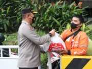 Polisi Sebar Ratusan Paket Sembako di Kota Tangerang
