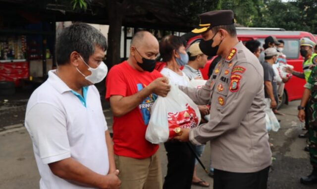 Ratusan Sopir Angkot di Kota Tangerang Dapat Paket Sembako dari Polisi