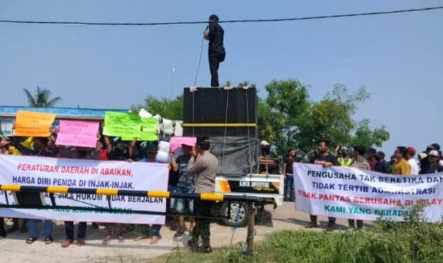 Sebut Owner Padi Padi Picnic Pembangkang, Ratusan Warga Tuntut Lokasi Ditutup Permanen