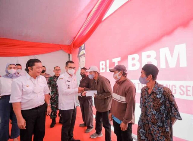 Dampingi Pj Gubernur Banten, Pilar Bagikan BLT BBM