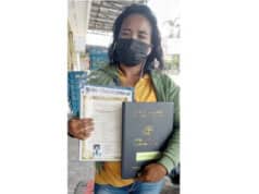 Ijazah Siswa Sempat Ditahan Sekolah, Ketua PDIP Kabupaten Tangerang Turun Tangan Membantu Ibu Mery saat menunjukan Izasah Anaknya.