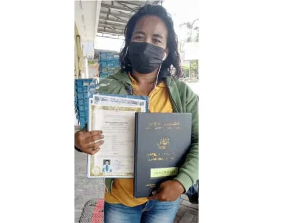 Ibu Mery saat menunjukan Izasah Anaknya.