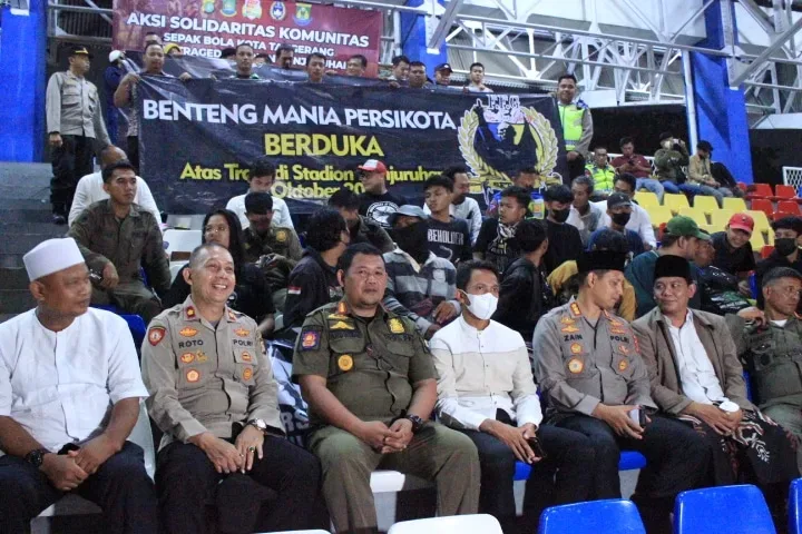 Bareng Polisi, Suporter Persikota Tangerang Doa Bersama Solidaritas Untuk Kanjuruhan