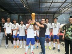 Rano Alfath didampingi Rektor UMT Ahmad Amarullah saat memberikan hadiah kepada pemenang futsal.