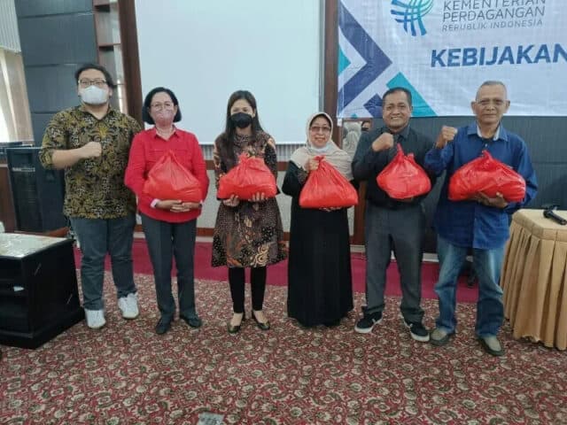 Yayasan Mbangun Karso Salurkan Sembako CSR BRI ke Pelaku UMKM Cilegon