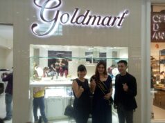 Rocky Kantono Assistant Sales Manager Goldmart bersama Yolana Limman hade of marcom dan model Goldmart.