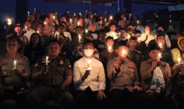 Bareng Polisi, Suporter Persikota Tangerang Doa Bersama Solidaritas Untuk Kanjuruhan Bareng Polisi, Suporter Persikota Tangerang Doa Bersama Solidaritas Untuk Kanjuruhan