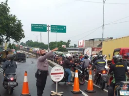 Polisi Urai Kemacetan Jalan Gatot Subroto Cibodas Akibat Banjir di Fly Over