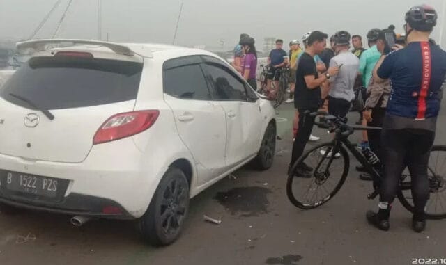 Ngantuk, Enam Pesepeda Diseruduk Sedan di PIK 2 Jakarta-Banten Alami Luka-Luka