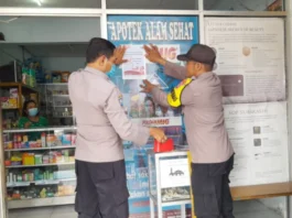 Edukasi Terkait Obat Sirup Terlarang, Polisi Kota Tangerang Sebar Pamflet dan Stiker