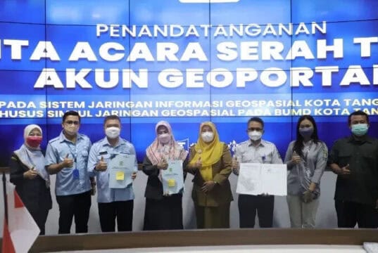 Diskominfo Kota Tangerang Serahkan Akun Geoportal ke Tiga BUMD Diskominfo Kota Tangerang Serahkan Akun Geoportal ke Tiga BUMD