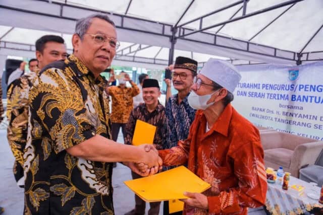 Pemkot Tangsel Serahkan Bantuan Peralatan Pemandian Jenazah dan Keranda ke TPU Sari Mulya