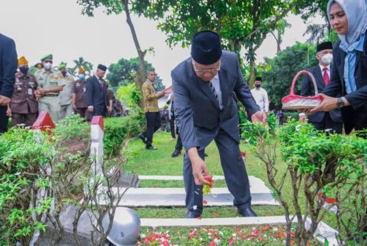Peringati Hari Pahlawan, Pemkot Tangsel Gelar Upacara dan Tabur Bunga di TMP Seribu Peringati Hari Pahlawan, Pemkot Tangsel Gelar Upacara dan Tabur Bunga di TMP Seribu