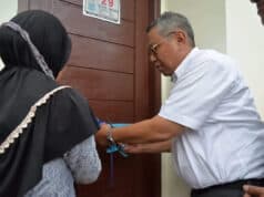 Terima Bantuan Bedah Rumah, Warga : Terima Kasih Pak Wali Terima Bantuan Bedah Rumah, Warga : Terima Kasih Pak Wali