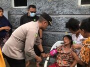 Polisi Evakuasi Pasien Stroke dan Salurkan Ratusan Paket Sembako di Posko Banjir