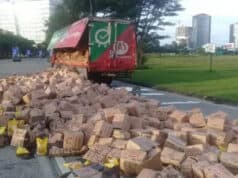 Muatan Minyak Goreng Berserakan ke Jalan di Pinang, Polisi Bertindak Cepat