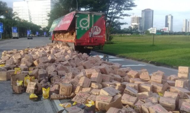 Muatan Minyak Goreng Berserakan ke Jalan di Pinang, Polisi Bertindak Cepat