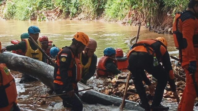 Mitigasi Bencana, Pemkot Bersama Tim Gabungan Kebencanaan Lakukan Giat Bersih Sungai