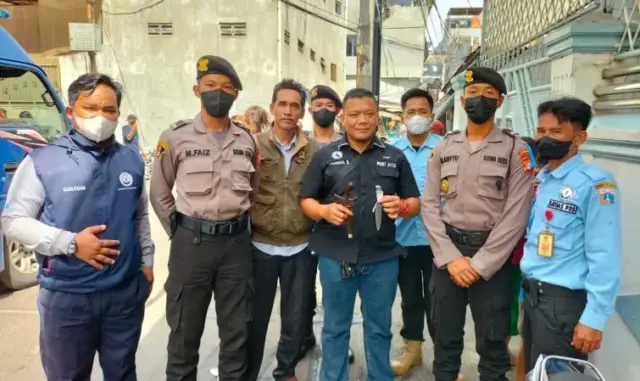ODGJ Bawa Keris dan Pisau Kerap Takuti Warga, Dirayu Polisi Kena Deh! ODGJ Bawa Keris dan Pisau Kerap Takuti Warga, Dirayu Polisi Kena Deh!