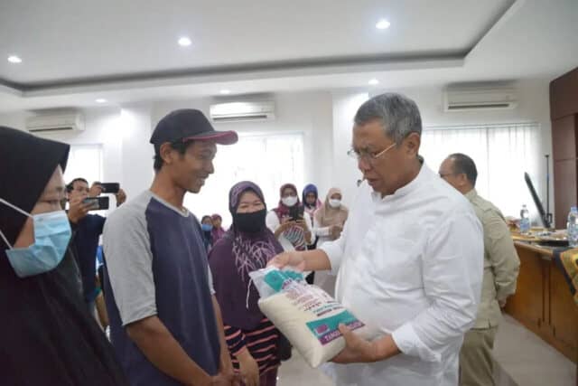 Wujudkan Ketahanan Pangan dan Kendalikan Inflasi, Pemkot Tangsel Serahkan Bantuan