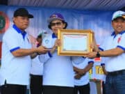 Peduli Guru, Walkot Tangerang Diberi Anugerah Kertaraharja
