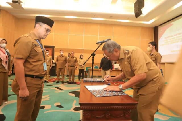Lakukan Penyegaran, Benyamin Lantik Puluhan Pejabat