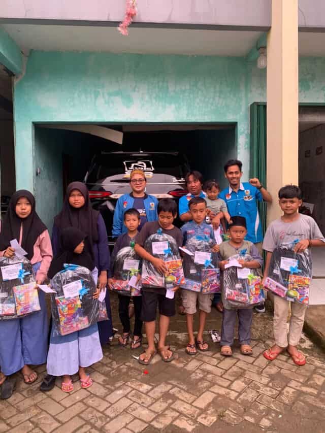 Jumat Berbagi, Kado Akhir Tahun Yatim-Piatu Kolaborasi DPK KNPI Cisauk YBM PLN