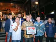 Dukung Program Karang Taruna, Wali Kota Benyamin Raih Penghargaan Satyalancana