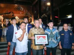 Dukung Program Karang Taruna, Wali Kota Benyamin Raih Penghargaan Satyalancana