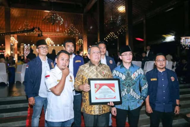 Dukung Program Karang Taruna, Wali Kota Benyamin Raih Penghargaan Satyalancana