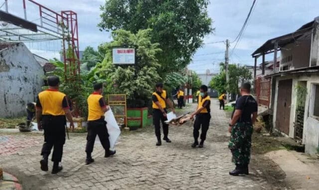 Kerja Bakti TNI, Polri dan Pemkot Tangerang Antisipasi Bencana Banjir