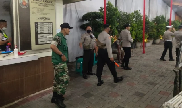 Berjalan Kaki, Polisi Susuri Sudut Gereja-Gereja di Kota Tangerang