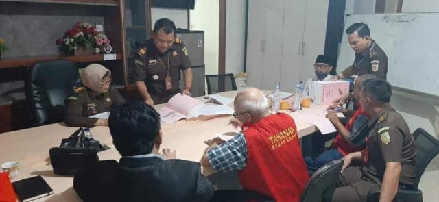 Tim Penyidik Kejati Banten Lakukan Penyerahan Tersangka dan Barang Bukti Tahap II