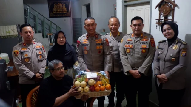 Wakapolda Banten Anjangsana ke Personel Yang Sakit Menahun