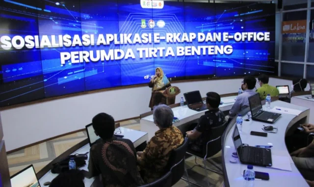 Diskominfo Serahkan Aplikasi E-Office dan E-RKAP ke BUMD Kota Tangerang