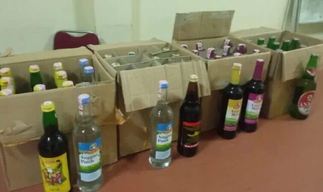 Puluhan Botol Miras Disita Polsek Pinang dari Warung Sembako