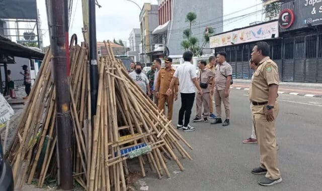 Puluhan PKL di Jalan Kisamaun dan MT Haryono Ditertibkan