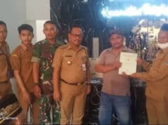 Pemdes Sukawali menyerahkan sertifikat PTSL kepada penerima manfaat, Pemdes Sukawali menyerahkan sertifikat PTSL kepada penerima manfaat,