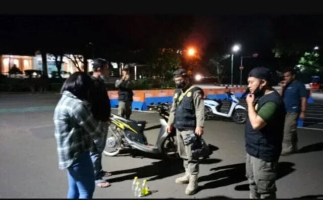 Satpol-PP kabupaten tangerang lakukan Sterilisasi tongkrongan muda-mudi di Area Puspem