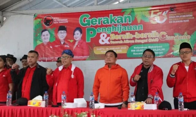 PDI Perjuangan Beberes dan Tanam Ratusan Pohon di Pinggiran Sungai Cisadane