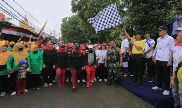 Hujan Tak Surutkan Antusias Warga Ikuti Gerak Jalan Santai Ulang Tahun Cibodasari